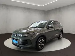 Cipressinogrün metallic Gebraucht 2024 VW Tiguan Life SUV | 42.750 € (Superpreis)