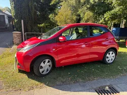 Rot Gebraucht 2016 Toyota Aygo Kleinwagen | 6.950 € (Etwas zu teuer)