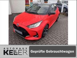 Tokio fusion rot metallic, dach schwarz Gebraucht 2021 Toyota Yaris Hybrid Style Limousine | 19.440 € (Etwas zu teuer)