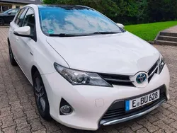Weiß Gebraucht 2014 Toyota Auris Hybrid Life Limousine | 9.999 € (Fairer Preis)