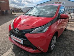 Rot Gebraucht 2015 Toyota Aygo X-play Kleinwagen | 5.500 € (Guter Preis)