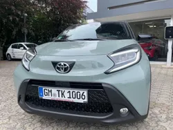 Urban khaki, dach mysticschwar Gebraucht 2025 Toyota Aygo Comfort Kleinwagen | 19.990 € (Teuer)