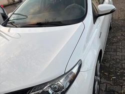 Weiß Gebraucht 2013 Toyota Auris Hybrid Limousine | 8.777 €