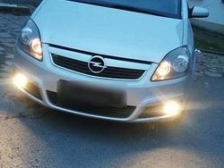 Grau Gebraucht 2006 Opel Zafira Van / Kleinbus | 2.800 € (Fairer Preis)