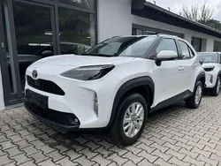 Weiß Neu 2025 Toyota Yaris Hybrid Comfort Limousine | 27.990 € (Etwas zu teuer)