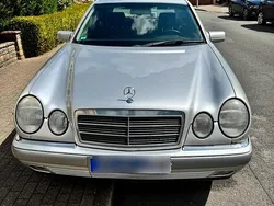 Silber Gebraucht 1999 Mercedes E240 Limousine | 1.500 €