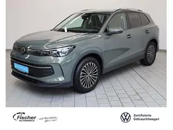 Gruen Gebraucht 2024 VW Tiguan Life SUV | 31.940 € (Fairer Preis)