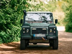 Grün Gebraucht 2012 Land Rover Defender SUV | 35.950 €