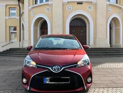 Rot Gebraucht 2015 Toyota Yaris Hybrid Kleinwagen | 10.000 € (Fairer Preis)