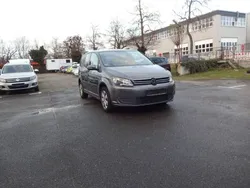 Grau Gebraucht 2015 VW Touran Trendline Van / Kleinbus | 6.000 €