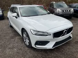 Weiß Gebraucht 2020 Volvo V60 Momentum Kombi | 14.900 €