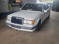 Weiß Gebraucht 1991 Mercedes E250 Limousine | 7.000 €