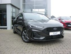 Grau Gebraucht 2023 Ford Focus ST-Line Limousine | 24.950 € (Fairer Preis)