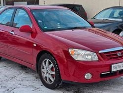 Rot Gebraucht 2004 Kia Cerato EX Limousine | 890 € (Superpreis)