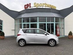 Grau Gebraucht 2011 Toyota Verso-S Van / Kleinbus | 7.000 € (Guter Preis)