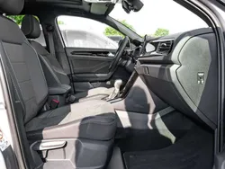 Pyritsilber metallic / schwarz Gebraucht 2025 VW T-Roc R-line SUV | 39.850 €