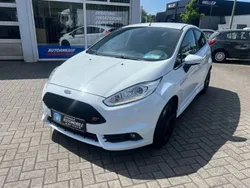 Weiß Gebraucht 2011 Ford Fiesta ST-Line Kleinwagen | 5.999 € (Etwas zu teuer)