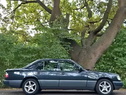 Grau Gebraucht 1990 Mercedes 230 Limousine | 5.990 €
