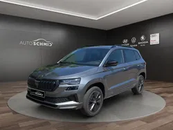 Graphitegrau metallic Neu 2025 Skoda Karoq SportLine SUV | 37.380 € (Fairer Preis)