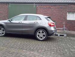 Grau Gebraucht 2015 Mercedes GLA180 Urban SUV | 14.600 € (Fairer Preis)