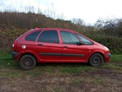 Rot Gebraucht 2003 Citroën Xsara Kleinwagen | 250 € (Fairer Preis)