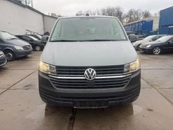 Smaragdgruen Gebraucht 2020 VW Caravelle R Van / Kleinbus | 20.990 €