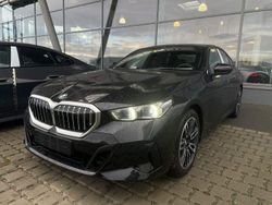 Saphirschwarzmet. Neu 2025 BMW 520 M Sport Limousine | 57.399 € (Superpreis)