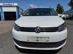 Weiß Gebraucht 2014 VW Touran Comfortline Van / Kleinbus | 4.995 € (Superpreis)