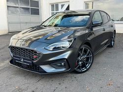 Magnetic grau Gebraucht 2020 Ford Focus ST Limousine | 20.890 € (Fairer Preis)