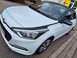 Weiß Gebraucht 2015 Hyundai i20 YES! Silver Limousine | 9.100 € (Fairer Preis)