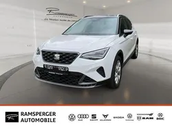 Weiß/midnight schwarz metallic Gebraucht 2024 Seat Arona FR SUV | 22.930 € (Fairer Preis)