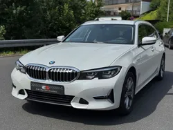 Weiß Gebraucht 2021 BMW 330e Luxury Line Kombi | 22.490 € (Fairer Preis)