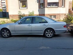 Grau Gebraucht 2000 Mercedes E220 Limousine | 2.500 €