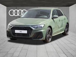 Distriktgrün metallic Neu 2025 Audi A1 Sportback S-Line Kleinwagen | 33.490 € (Etwas zu teuer)