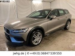 Pebble grey / metallic Gebraucht 2022 Volvo V60 CC Kombi | 23.350 € (Superpreis)