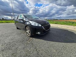 Lackierung schwarz perla Gebraucht 2015 Peugeot 208 Style Kleinwagen | 7.200 € (Fairer Preis)