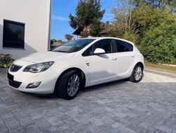 Weiß Gebraucht 2012 Opel Astra Limousine | 7.750 € (Etwas zu teuer)