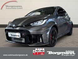 Hellgrau Neu 2025 Toyota Yaris Limousine | 52.990 € (Etwas zu teuer)