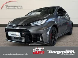 Hellgrau Neu 2025 Toyota Yaris Limousine | 52.990 € (Etwas zu teuer)