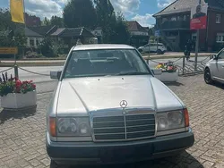 Silber Gebraucht 1993 Mercedes E220 Limousine | 3.700 €
