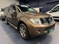 Braun Gebraucht 2015 Nissan Navara Abholung | 23.700 € (Teuer)
