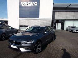 Grau Gebraucht 2021 Volvo V60 CC Pro Kombi | 29.900 € (Guter Preis)