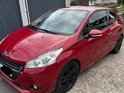 Rot Gebraucht 2014 Peugeot 208 Kleinwagen | 5.500 € (Fairer Preis)