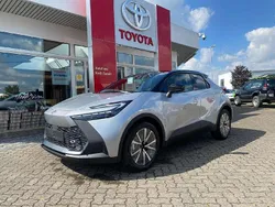 Shimmering silver metallic / d Neu 2024 Toyota C-HR Team SUV | 34.370 € (Etwas zu teuer)