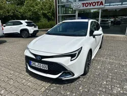 Schneeweiß Gebraucht 2024 Toyota Corolla Team Kombi | 29.450 € (Fairer Preis)