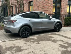 Silber Gebraucht 2024 Tesla Model Y Long Range SUV | 39.900 € (Fairer Preis)