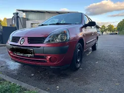 Rot Gebraucht 2004 Renault Clio II Kleinwagen | 1.800 €