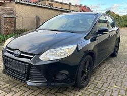 Schwarz Gebraucht 2014 Ford Focus Ambiente Limousine | 3.690 € (Guter Preis)