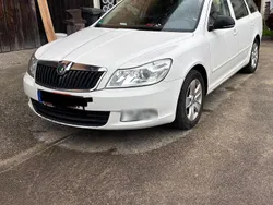 Weiß Gebraucht 2012 Skoda Octavia Kombi | 5.500 € (Teuer)