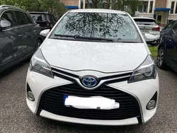 Weiß Gebraucht 2014 Toyota Yaris Hybrid Comfort Kleinwagen | 11.500 € (Fairer Preis)